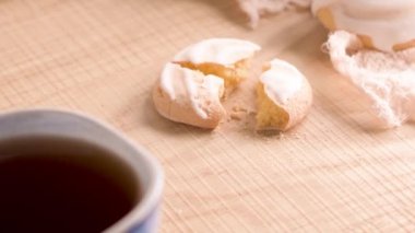 Yumurta beyaz kapak ile Coockies. Seramik bardak çay ile servis cavacas olarak bilinen Portekizli tatlılar.