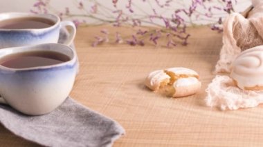 Yumurta beyaz kapak ile Coockies. Seramik bardak çay ile servis cavacas olarak bilinen Portekizli tatlılar.