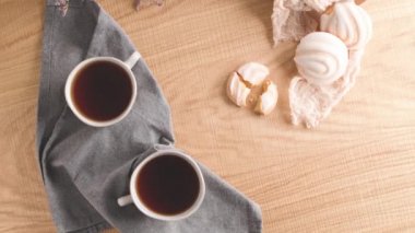 Yumurta beyaz kapak ile Coockies. Seramik bardak çay ile servis cavacas olarak bilinen Portekizli tatlılar.