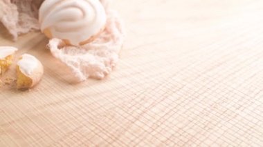 Yumurta beyaz kapak ile Coockies. Seramik bardak çay ile servis cavacas olarak bilinen Portekizli tatlılar.