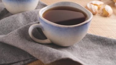 Yumurta beyaz kapak ile Coockies. Seramik bardak çay ile servis cavacas olarak bilinen Portekizli tatlılar.