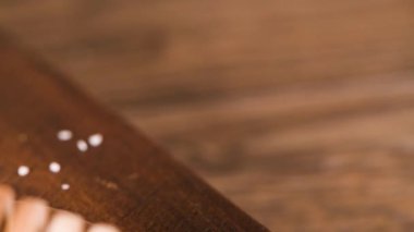 Yumurta beyaz kapak ile Coockies. Seramik bardak çay ile servis cavacas olarak bilinen Portekizli tatlılar.