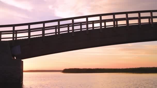 水の上の木製の橋 ソフィア Ovar ポルトガルの秋の夕日の光 — ストック動画