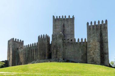 Guimaraes, Portekiz - Nisan 2018 yaklaşık: Castle of Guimaraes Portekiz Kuzey bölgesinde. 13. yüzyılda Fransız etkileri takip sonunda inşa edilmiş.
