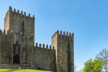 Guimaraes, Portekiz - Nisan 2018 yaklaşık: Castle of Guimaraes Portekiz Kuzey bölgesinde. 13. yüzyılda Fransız etkileri takip sonunda inşa edilmiş.