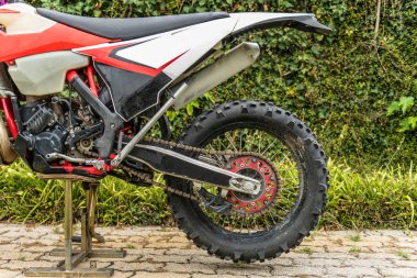 Arka tekerlek enduro motosiklet. Aşırı spor kavramı.