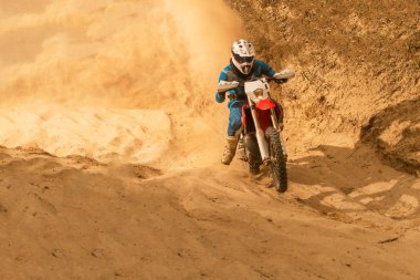 enduro motor binici açık eylem. kum arazi üzerinde kapat.