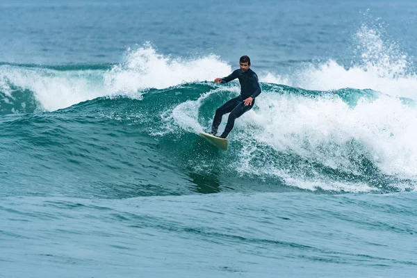 Surfer Actie Golven Van Oceaan Een Bewolkte Dag — Stockfoto