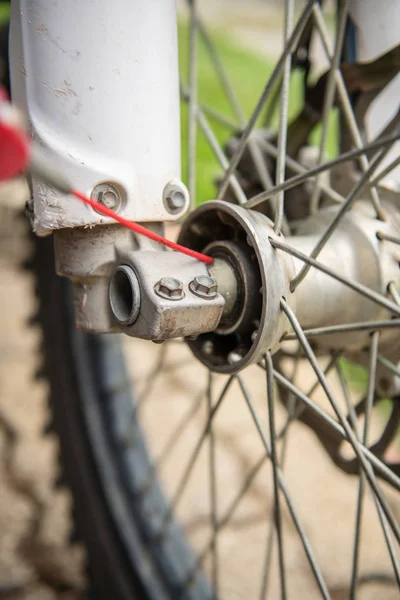 Lubrificação Rolamentos Roda Motocicleta Com Graxa Pulverização Cadeia Dedicada — Fotografia de Stock