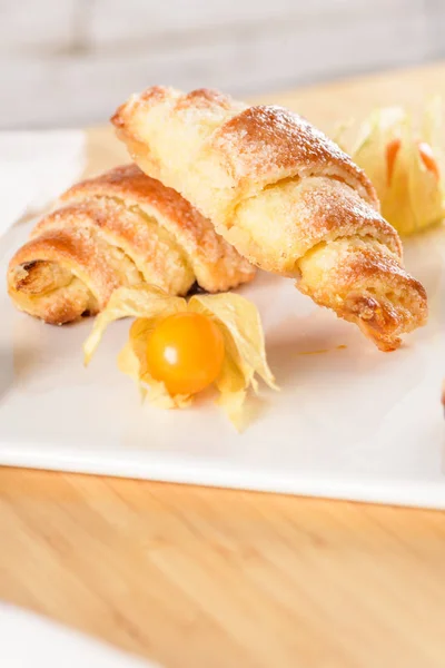 Kleines Croissant Mit Physalis Früchten Weißem Keramikblech Hausgemachte Kuchen Auf — Stockfoto