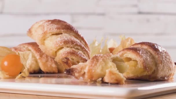 Malé Croissant Physalis Ovoce Bílých Keramický Zásobník Domácí Koláče Dřevěný — Stock video