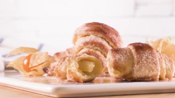 Pequeño Croissant Con Frutas Physalis Bandeja Cerámica Blanca Pasteles Caseros — Vídeos de Stock