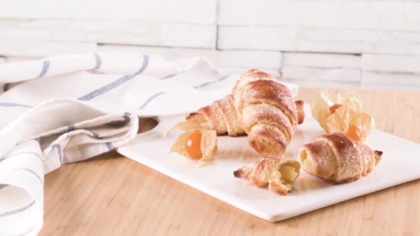 Pequeño Croissant Con Frutas Physalis Bandeja Cerámica Blanca Pasteles Caseros — Vídeo de stock