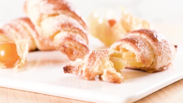 Pequeño Croissant Con Frutas Physalis Bandeja Cerámica Blanca Pasteles Caseros — Vídeos de Stock