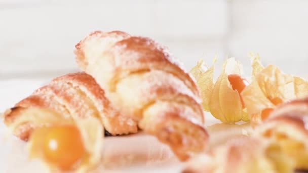 Pequeño Croissant Con Frutas Physalis Bandeja Cerámica Blanca Pasteles Caseros — Vídeo de stock