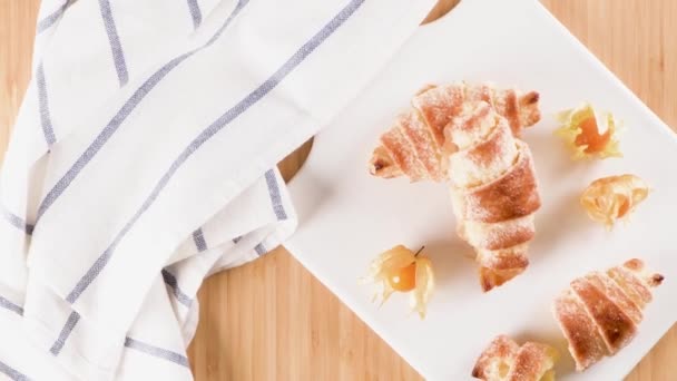 Pequeño Croissant Con Frutas Physalis Bandeja Cerámica Blanca Pasteles Caseros — Vídeo de stock