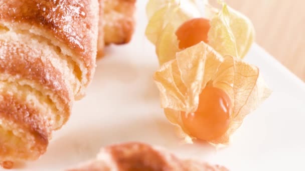 Malé Croissant Physalis Ovoce Bílých Keramický Zásobník Domácí Koláče Dřevěný — Stock video