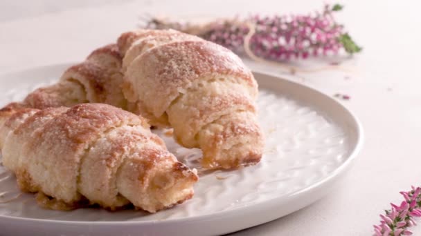 Pequeños Croissants Platos Cerámica Blanca Pasteles Caseros Sobre Mesa Hormigón — Vídeo de stock