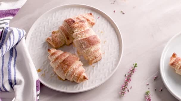 Croissants Pequenos Placas Cerâmica Branca Bolos Caseiros Parte Superior Mesa — Vídeo de Stock