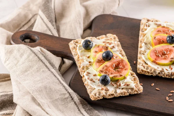 Canape Oder Crostini Mit Mehrkorn Chips Mit Frischkäse Und Frischen — Stockfoto