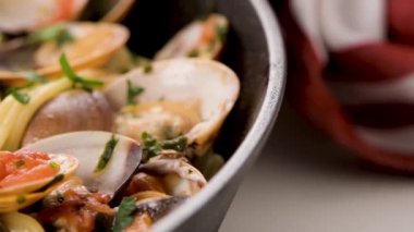 Geleneksel İtalyan deniz ürünleri istiridye spagetti alle Vongole makarna.