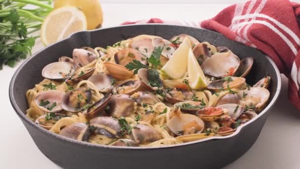 Традиционная Итальянская Паста Морепродуктов Моллюсками Spaghetti Alle Vongole — стоковое видео