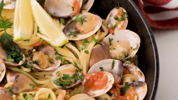 Traditionelle Italienische Meeresfrüchte Pasta Mit Venusmuscheln Spaghetti Alle Vongole — Stockvideo