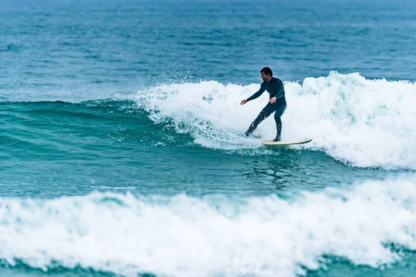 Surfer Actie Golven Van Oceaan Een Bewolkte Dag — Stockfoto