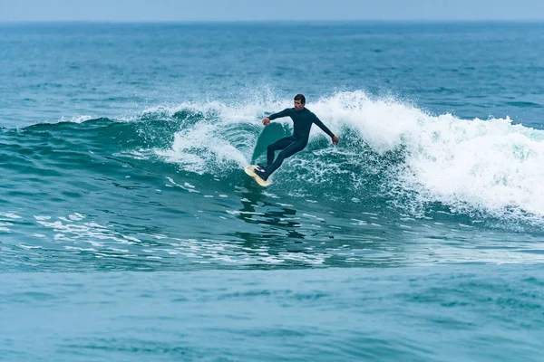 Surfer Akcji Falach Oceanu Pochmurny Dzień — Zdjęcie stockowe