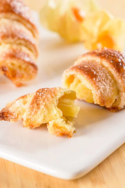 Croissant Pequeno Com Frutas Physalis Bandeja Cerâmica Branca Bolos Caseiros — Fotografia de Stock