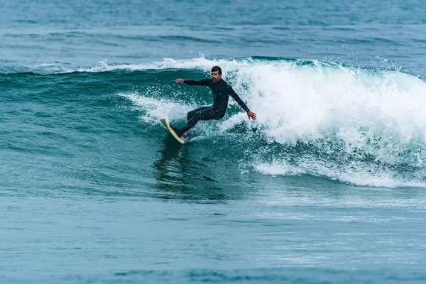 Surfista Ação Nas Ondas Oceano Dia Nublado — Fotografia de Stock