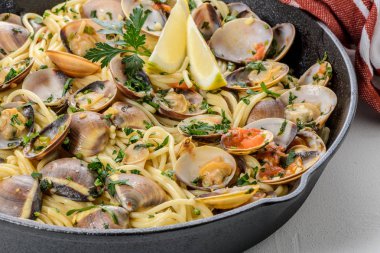 Geleneksel İtalyan deniz ürünleri istiridye spagetti alle Vongole makarna.