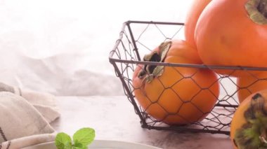 Yoğurt ve badem ile dilimlenmiş persimon. Açık renkli sağlıklı gıda konsepti.