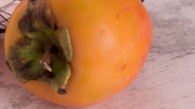 Yoğurt ve badem ile dilimlenmiş persimon. Açık renkli sağlıklı gıda konsepti.