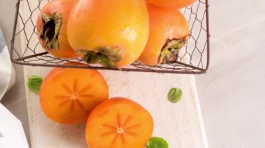 Lezzetli taze hurma meyve mutfak tezgah üzerinde.