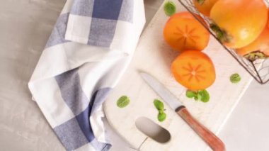 Lezzetli taze hurma meyve mutfak tezgah üzerinde.