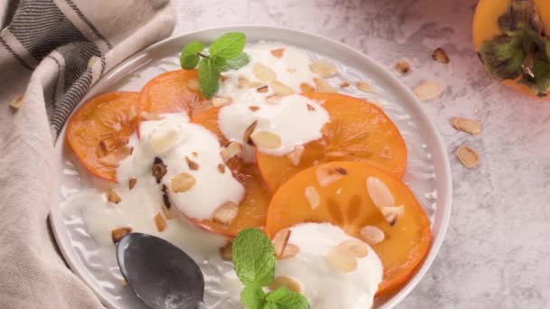 Caqui Rodajas Con Yogur Almendras Concepto Comida Saludable Sobre Fondo — Vídeos de Stock