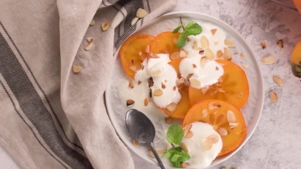 Diiris Kesemek Dengan Yogurt Dan Almond Konsep Makanan Sehat Pada — Stok Video