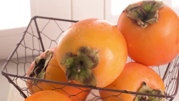 Köstliche Frische Kaki Früchte Auf Der Arbeitsplatte — Stockvideo