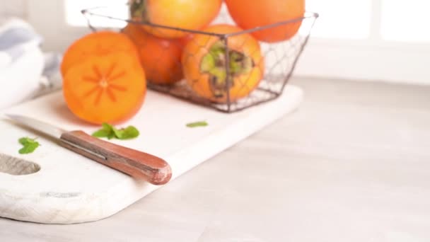 美味的新鲜柿子水果在厨房台面上 — 图库视频影像