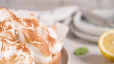 Merengue ile Fransız tart Beyaz ahşap zemin üzerinde. Peçete ile pasta ve pasta lezzetli ev yapımı tart.