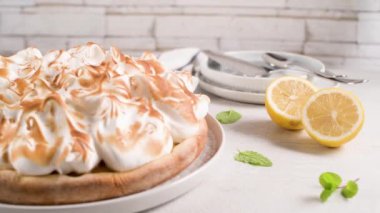 Merengue ile Fransız tart Beyaz ahşap zemin üzerinde. Peçete ile pasta ve pasta lezzetli ev yapımı tart.