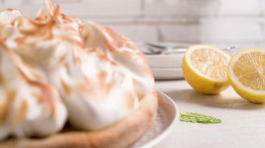 Merengue ile Fransız tart Beyaz ahşap zemin üzerinde. Peçete ile pasta ve pasta lezzetli ev yapımı tart.