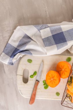 Lezzetli taze hurma meyve mutfak tezgah üzerinde.