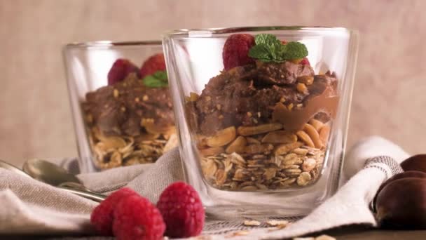 Paar Glazen Van Chocolade Kastanjes Mousse Met Geroosterde Amandelen Haver — Stockvideo