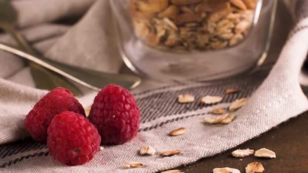 Par Copas Mousse Chocolate Castañas Con Almendras Asadas Avena Decoradas — Vídeos de Stock