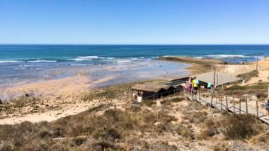 Odmira, Portekiz - Eylül 2017 yaklaşık: Vila Nova de Milfontes'Alentejo üzerinde popüler bir turistik cazibe plaj.