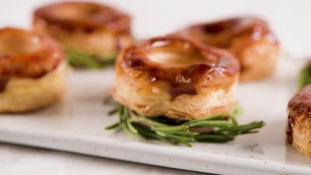 Pastelería Típica Portuguesa Glorias Hojaldre Tierno Rematado Con Caramelo Hecho — Vídeos de Stock