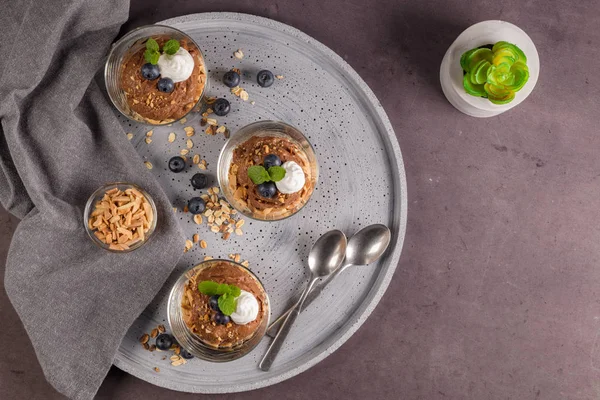 Glasbecher Mit Schokolade Und Kastanien Mousse Mit Gerösteten Mandeln Und — Stockfoto