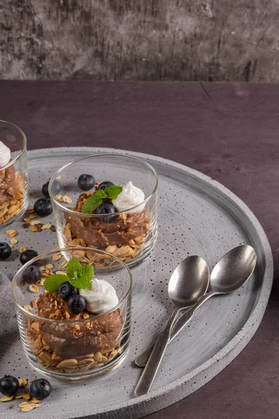 Glasbecher Mit Schokolade Und Kastanien Mousse Mit Gerösteten Mandeln Und — Stockfoto